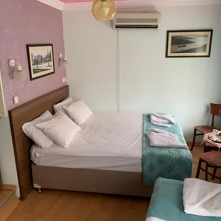 Emagine Hostal *